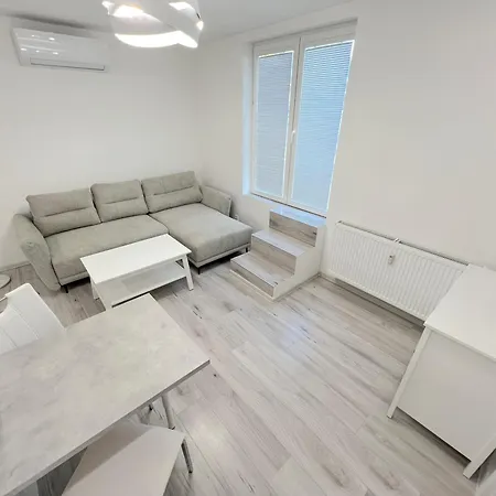 Apartment Krasny - Pri Hlavnej Stanici Pressburg